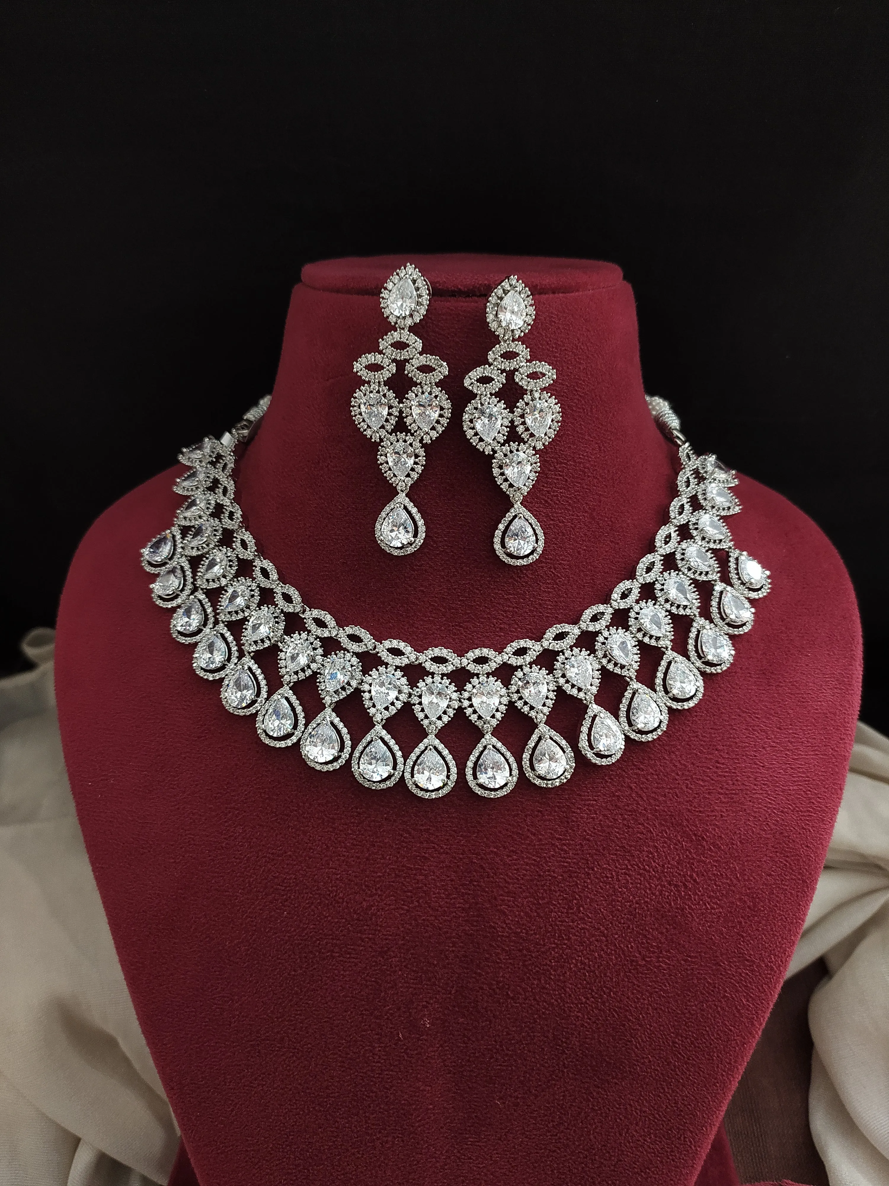 Beautiful Rhodium-Plated Zircon Necklace Set with Danglings