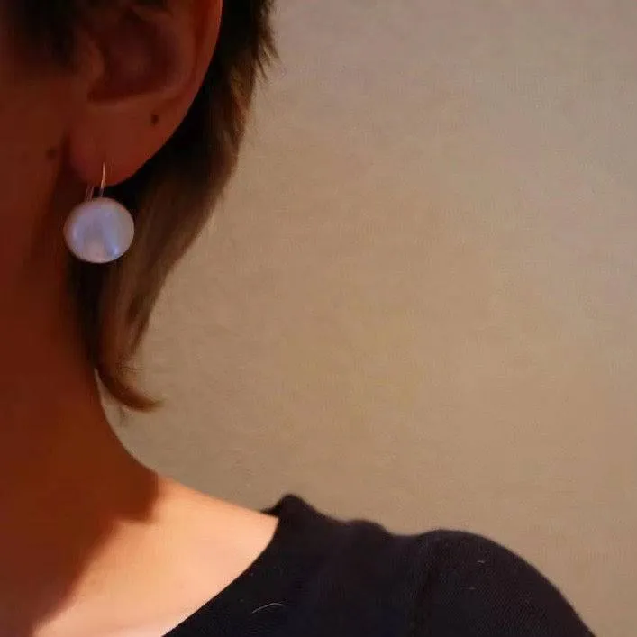 Mother of Pearls Round Earrings