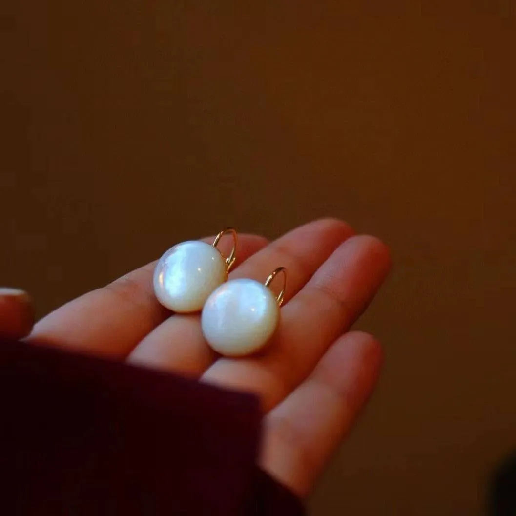 Mother of Pearls Round Earrings