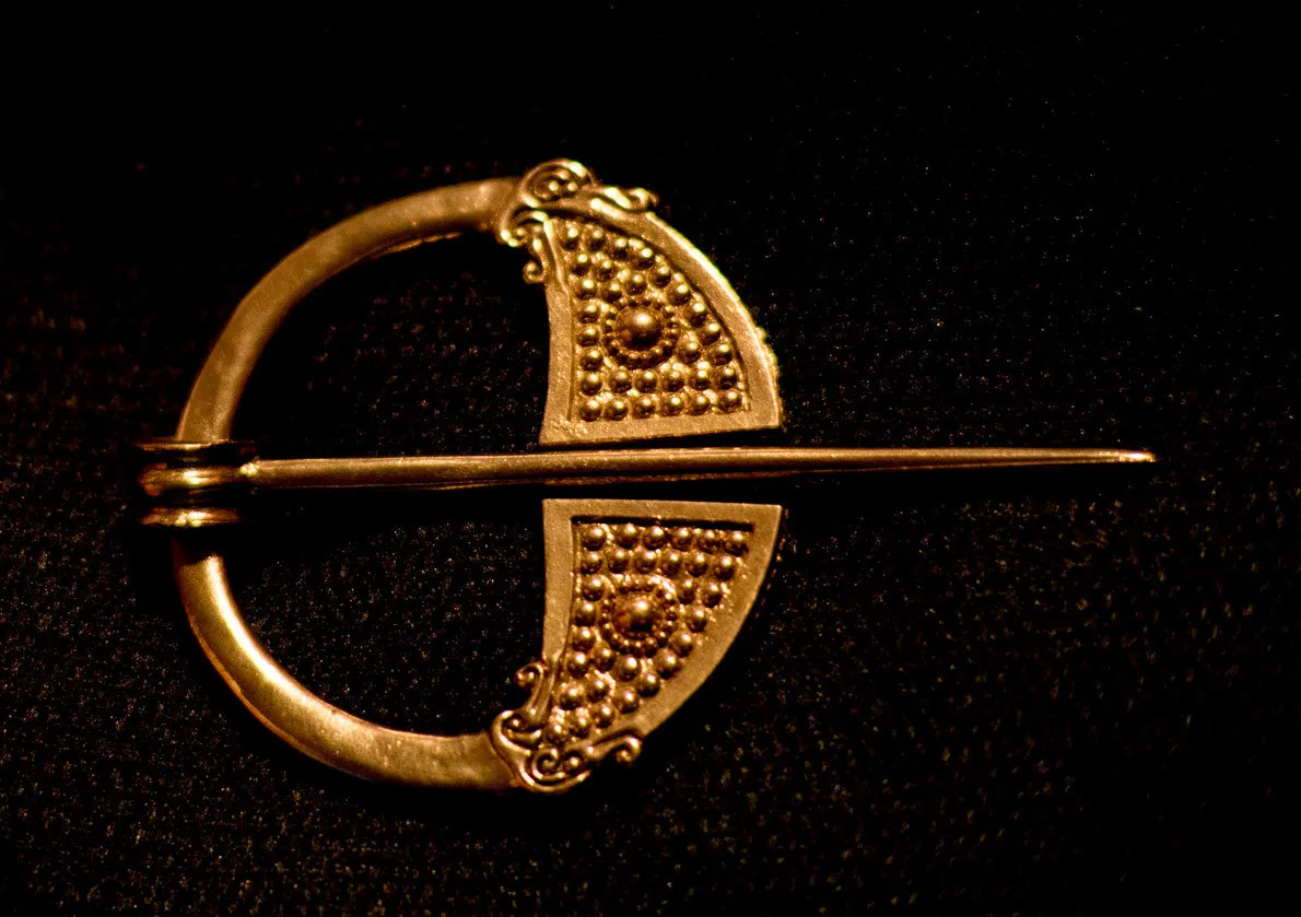 Small Celtic Pennanular brooch with Dots - R-21